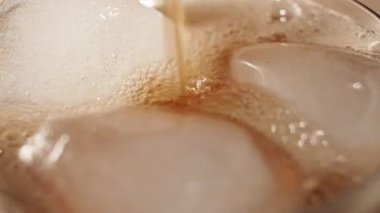 Buzlu kola. Buzlu karbonatlı içecek. Kola köpükleri. Makro video.