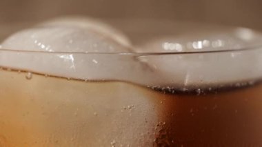 Buzlu kola. Buzlu karbonatlı içecek. Kola köpükleri. Makro video.