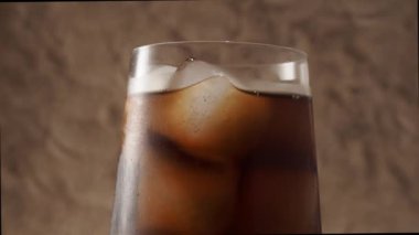 Buzlu kola. Buzlu karbonatlı içecek. Kola köpükleri. Makro video.