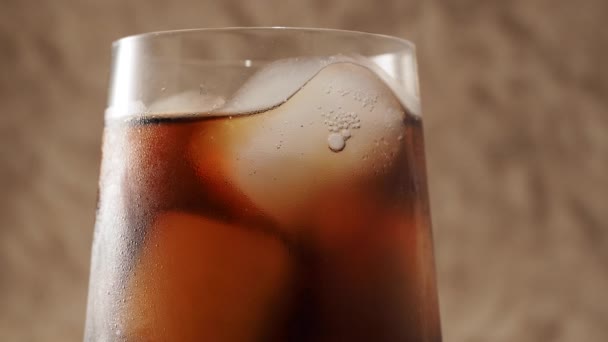 Cola Bebe Com Gelo Bebida Refrescante Carbonizada Com Gelo Bolhas — Vídeo de Stock
