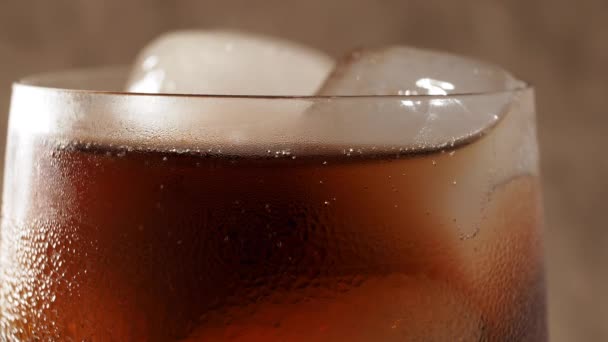 Cola Dricka Med Kolsyrad Uppfriskande Dryck Med Cola Bubblor Makrovideo — Stockvideo