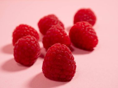 Pembe arka planda ahududu. Taze ahududu. Böğürtlen yakın çekim.