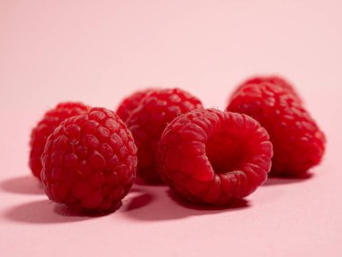 Pembe arka planda ahududu. Taze ahududu. Böğürtlen yakın çekim.