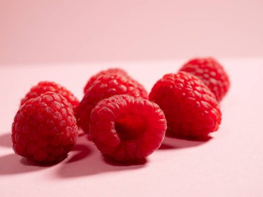 Pembe arka planda ahududu. Taze ahududu. Böğürtlen yakın çekim.