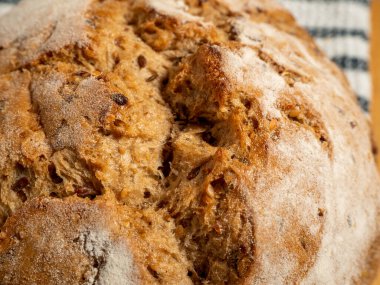 Ahşap arka planda siyah ekmek. Tahıllı yuvarlak ekmek. Yakın plan..