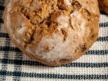 Ahşap arka planda siyah ekmek. Tahıllı yuvarlak ekmek. Yakın plan..