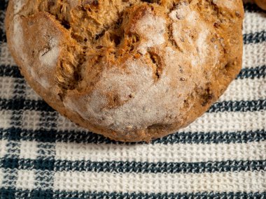 Ahşap arka planda siyah ekmek. Tahıllı yuvarlak ekmek. Yakın plan..