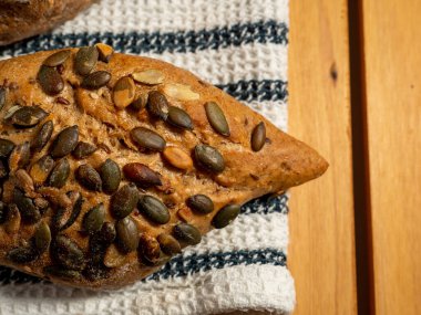 Ahşap arka planda siyah çörekler. Tahıllı fırın ürünleri. Yakın plan..