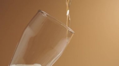 Bira bardağa doldurulur. Bira dolduruyorum. Köpüklü bir bardak bira.