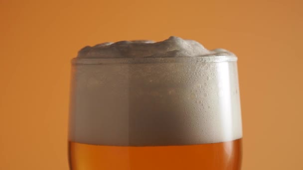 一杯又一杯的啤酒倒入啤酒 含有泡沫的啤酒杯 — 图库视频影像