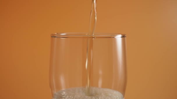 啤酒倒在杯子里 倒入啤酒 含有泡沫的啤酒杯 — 图库视频影像