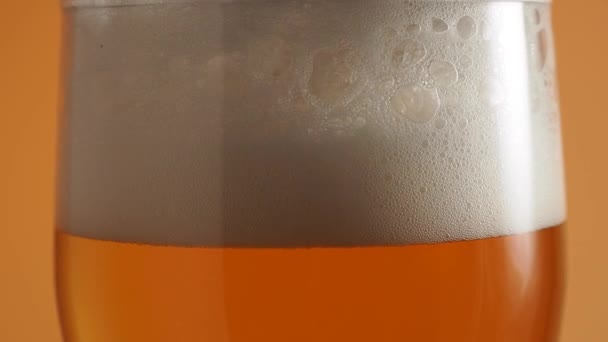 Rotating Glass Beer Pouring Beer Glass Beer Foam — Vídeo de stock