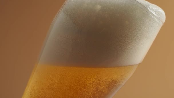 Beer Poured Glass Pouring Beer Glass Beer Foam — Vídeo de stock