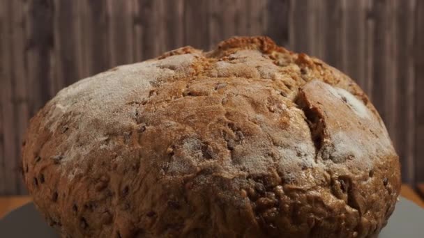 Περιστροφή Του Σκούρου Ψωμιού Ξύλινο Φόντο Ψωμί Στρογγυλό Κόκκους Κοντινό — Αρχείο Βίντεο
