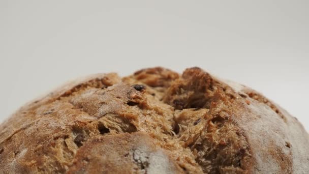 Rotation Von Dunklem Brot Auf Weißem Hintergrund Rundbrot Mit Körnern — Stockvideo