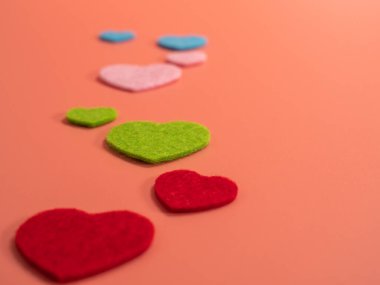 Pembe arka planda farklı renkte bir kalp. Sevgililer Günü konsepti.