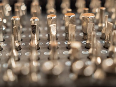 Farklı parçaları olan evrensel tornavida parçaları. Yakın çekim bit seti.