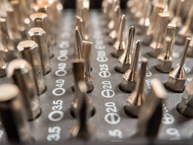 Farklı parçaları olan evrensel tornavida parçaları. Yakın çekim bit seti.