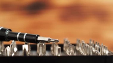 Evrensel tornavida farklı parçalarla dönüyor. Yakın çekim bit seti.