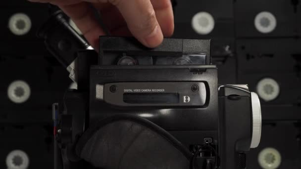 更换旧摄像机的盒式磁带 盒式磁带摄像机 — 图库视频影像