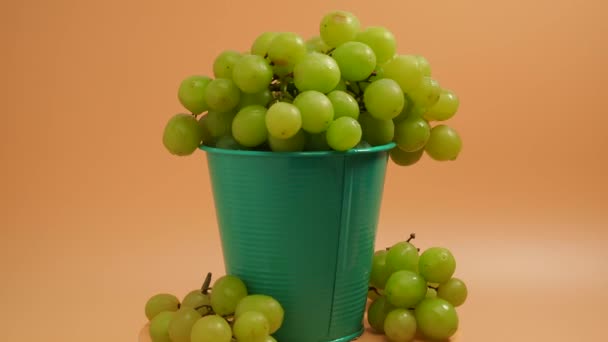 Rotating Green Grapes Ripe Grapes Bucket Orange Background Close — Vídeo de stock