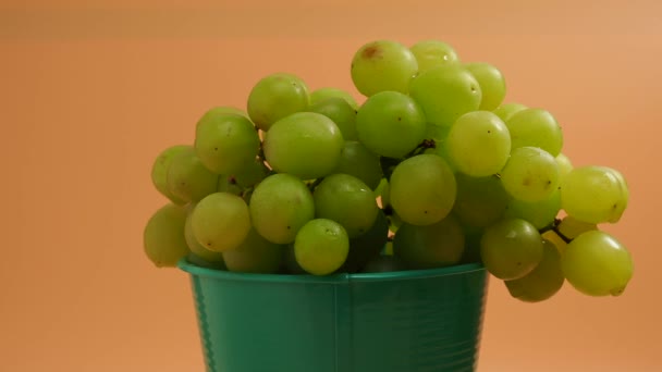 Rotating Green Grapes Ripe Grapes Bucket Orange Background Close — Vídeos de Stock