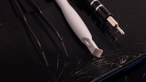 Roterende Gamle Brudt Smartphone Reparation Værktøj Koncept Computer Hardware Mobiltelefoner – Stock-video