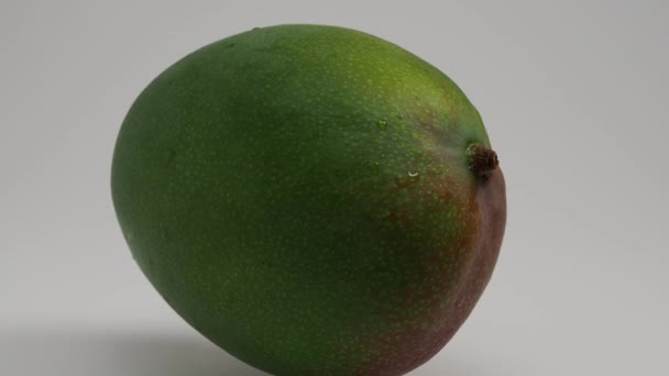 Ripe Mango Rotates White Background Fresh Mango Close — Αρχείο Βίντεο