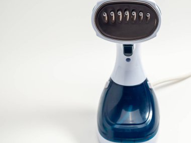 Beyaz arka planda giysiler için buharlı gemi. Taşınabilir demir. Ütü için ütü..