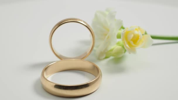 Wedding Rings White Background Gold Rings Close — Vídeo de Stock