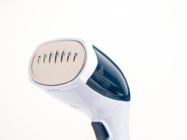 Beyaz arka planda giysiler için buharlı gemi. Taşınabilir demir. Ütü için ütü..