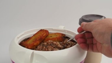 Masadaki yemek için termos. Yemek molası. Yakın plan.
