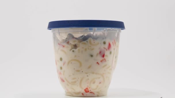 素食意大利面沙拉放在一个白色背景的塑料罐子里 意大利面沙拉关门了 — 图库视频影像
