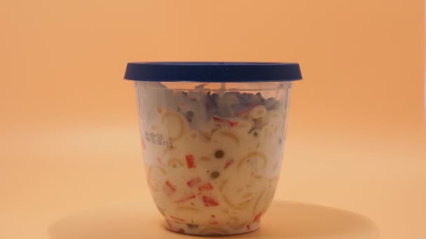 Turuncu Arka Planda Plastik Bir Kavanozda Vejetaryen Makarna Salatası Makarna — Stok video