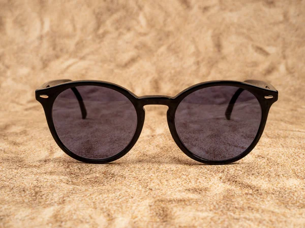 Stylové Sluneční Brýle Sluneční Brýle Tmavém Rámu Písčitém Pozadí Detailní — Stock fotografie