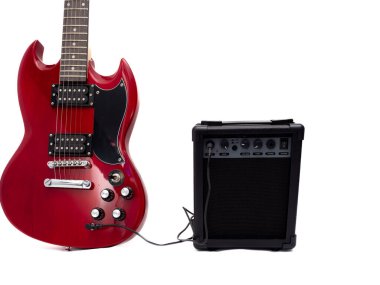 Kırmızı elektro gitar ve klasik amplifikatör. Müzik aleti gitarı. Yakın plan..