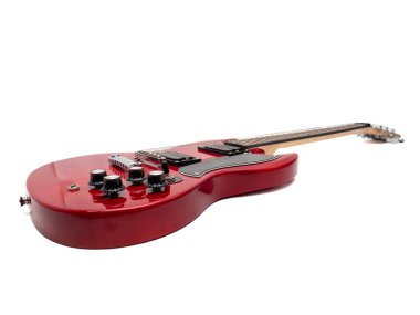Beyaz arka planda kırmızı elektro gitar izole edilmiş. Müzik aleti gitarı. Yakın plan..