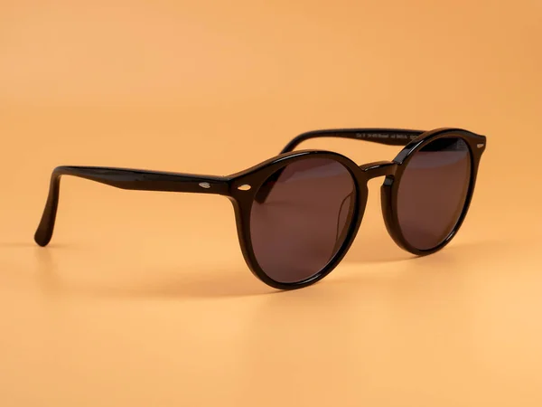 Stylowe Okulary Przeciwsłoneczne Okulary Przeciwsłoneczne Ciemnej Ramce Pomarańczowym Tle Zbliżenie — Zdjęcie stockowe