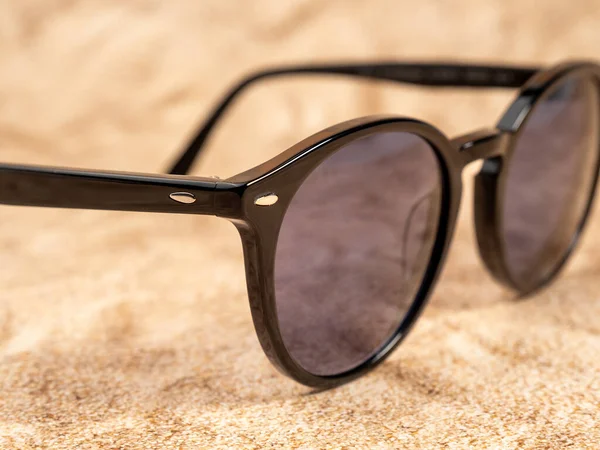 Stylowe Okulary Przeciwsłoneczne Okulary Przeciwsłoneczne Ciemnej Ramce Piaszczystym Tle Zbliżenie — Zdjęcie stockowe