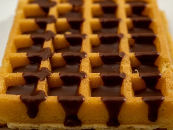 Suklaavohveleita Valkoisella Pohjalla Vohveleita Suklaassa Lähikuva — kuvapankkivalokuva