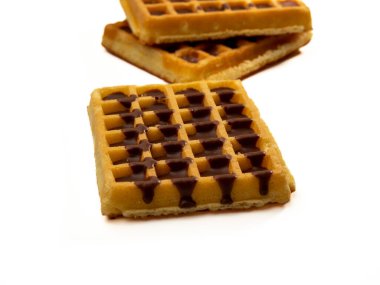 Beyaz arka planda izole edilmiş çikolatalı waffle. Çikolatalı waffle. Yakın plan..