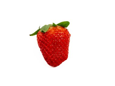 Beyaz arka planda izole edilmiş olgun sulu çilek. Yakın plan..