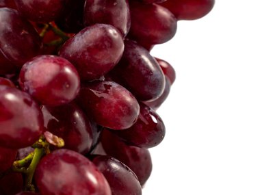 Beyaz arka planda izole edilmiş olgun sulu üzümler. Yakın plan..