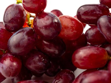 Beyaz arka planda izole edilmiş olgun sulu üzümler. Yakın plan..