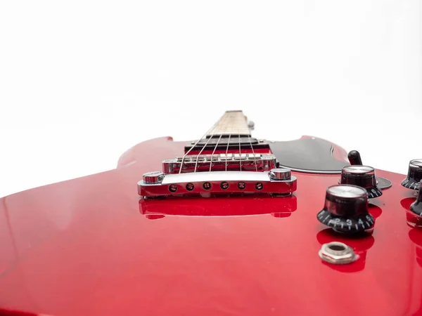 빨간색 기타는 배경에 분리되어 뮤지컬 클로즈업 — 스톡 사진