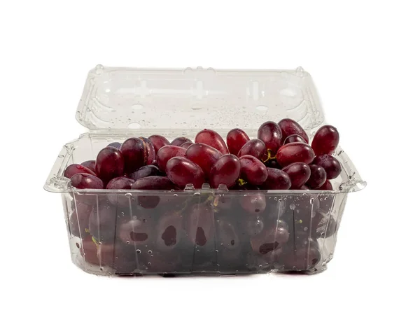 Beyaz arka planda izole edilmiş plastik bir pakette olgun sulu üzümler. Yakın plan..