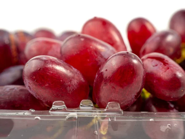 Rijp Sappige Druiven Een Plastic Verpakking Geïsoleerd Een Witte Achtergrond — Stockfoto