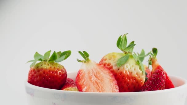 Rotierende Reife Saftige Erdbeeren Auf Weißem Hintergrund Nahaufnahme — Stockvideo