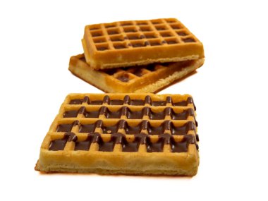 Beyaz arka planda izole edilmiş çikolatalı waffle. Çikolatalı waffle. Yakın plan..