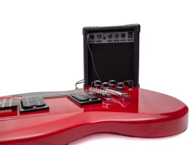 Kırmızı elektro gitar ve klasik amplifikatör. Müzik aleti gitarı. Yakın plan..